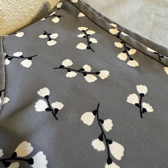 Anne Klein Floral Sleeveless Grey Blouse - Picture 6 of 8